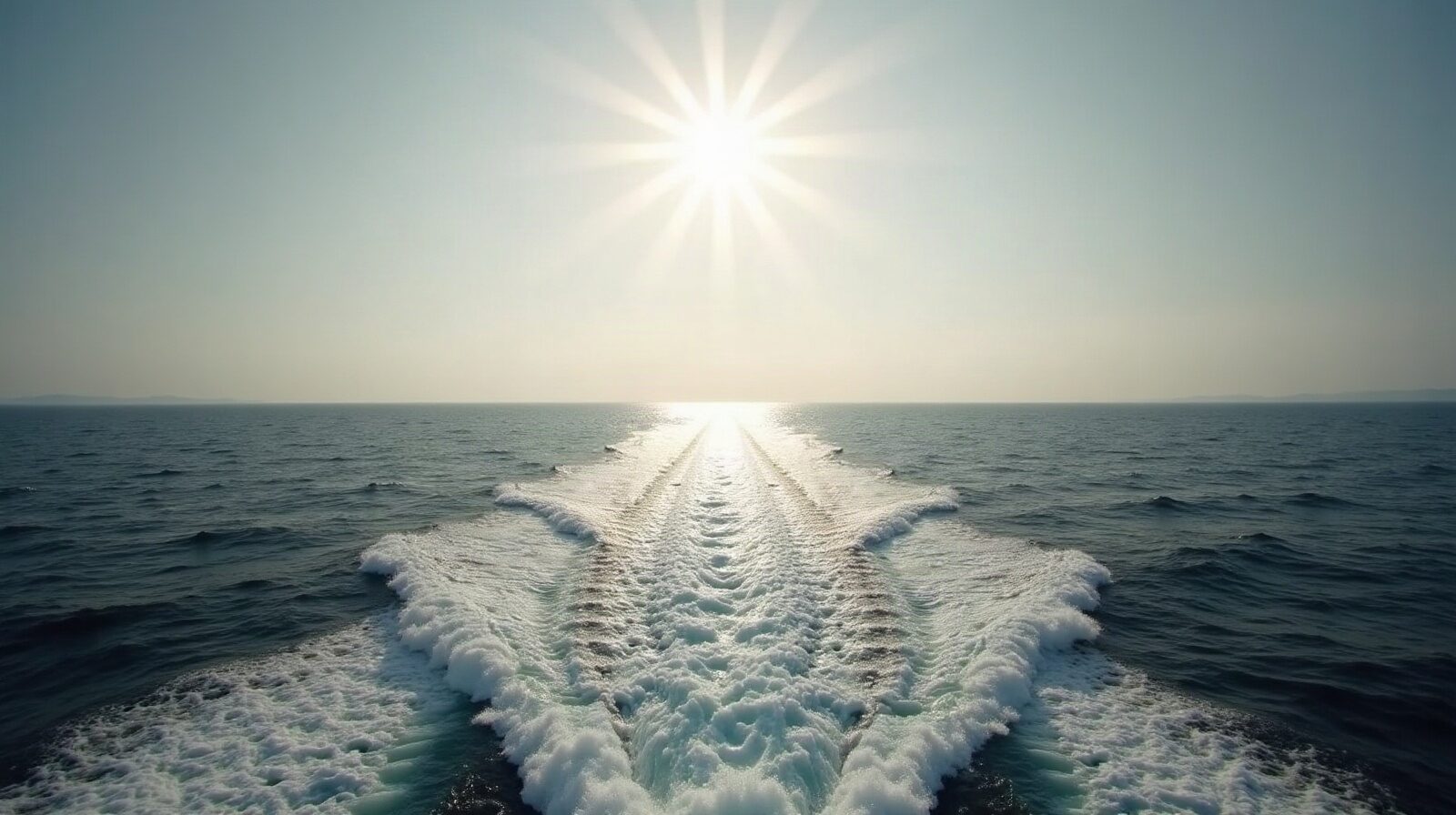 La mer vue depuis le pont d'un bateau, avec de la houle